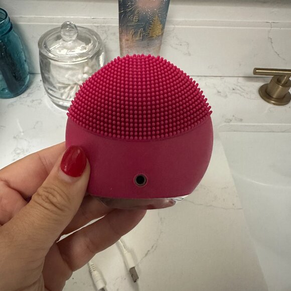 Foreo Luna Mini 2 in Fuschia - Picture 3 of 4